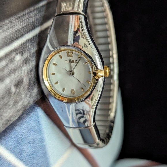 Timex Vintage Wristwatch Stretchable Band Medium wrist Working with New Battery - Picture 3 of 6